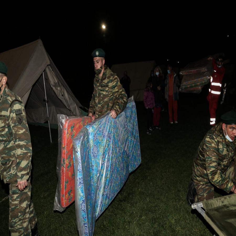 Ελασσόνα σεισμός: Μετά τον μεγάλο σεισμό 6 ρίχτερ οι κάτοικοι πέρασαν τη νύχτα έξω από τα σπίτια τους