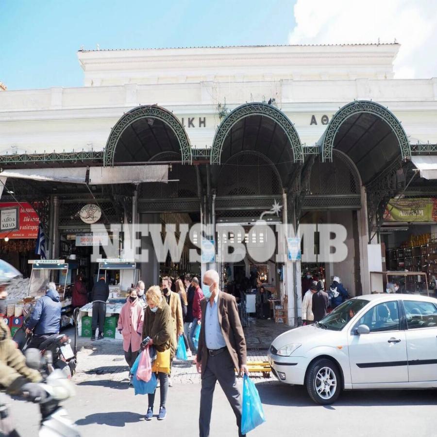 Βαρβάκειος: Πλήθος κόσμου στην αγορά για τον μπακαλιάρο της 25ης Μαρτίου