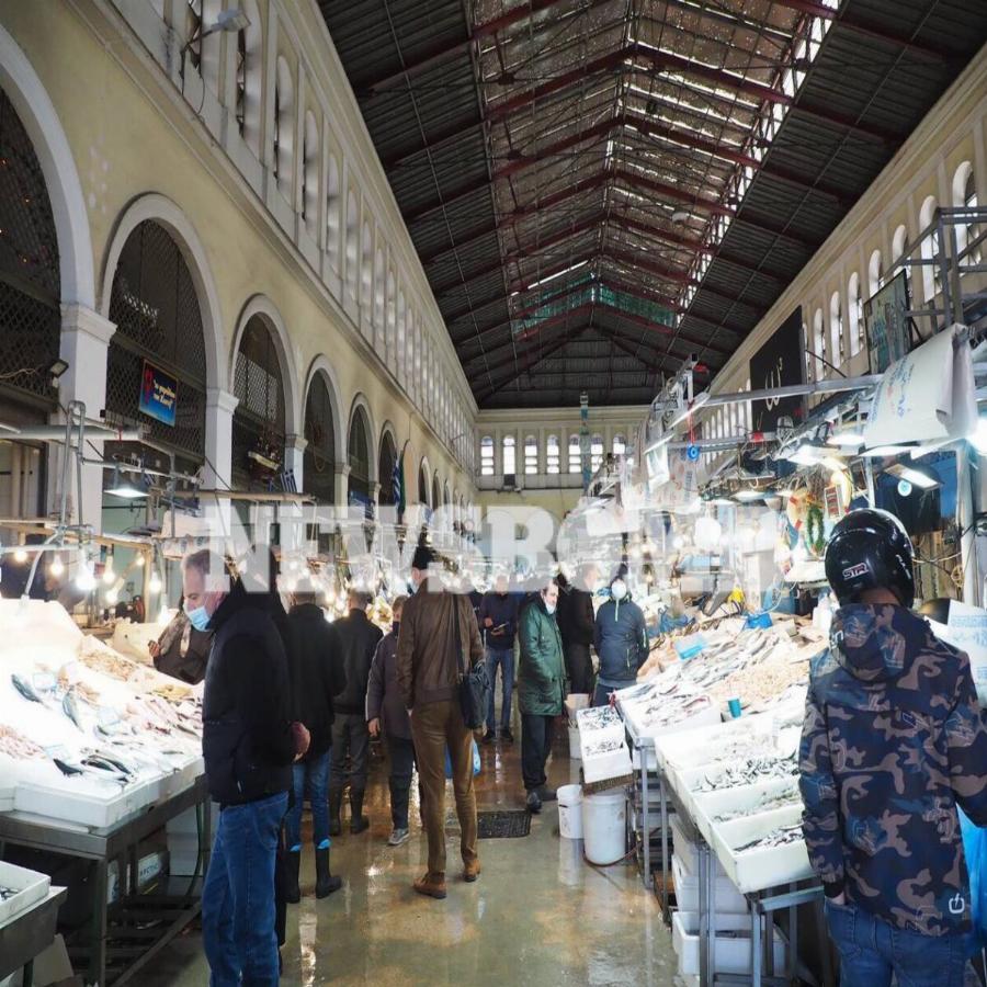 Βαρβάκειος: Πλήθος κόσμου στην αγορά για τον μπακαλιάρο της 25ης Μαρτίου