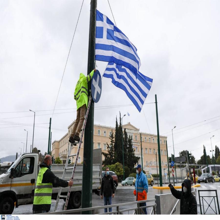25η Μαρτίου παρέλαση: Το Σύνταγμα γέμισε με ελληνικές σημαίες – Πληροφορίες για την παρέλαση