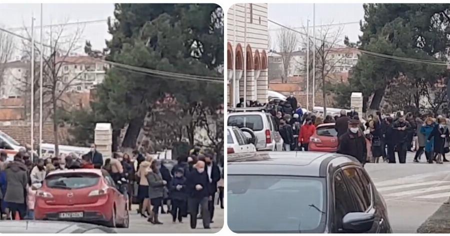 Κοζάνη σοκ: Απίστευτος συνωστισμός στην εκκλησία του Αγίου Κωνσταντίνου – Σοκαριστικά βίντεο