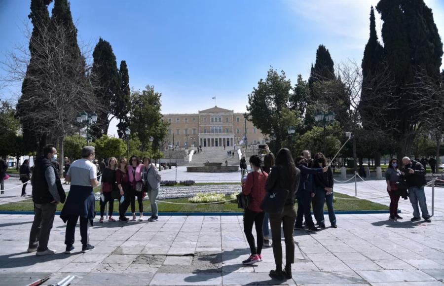 Θεσσαλονίκη σοκ: Τεράστιος συνωστισμός χθες βράδυ στη Μητροπόλεως – Χαμός στην παραλία το απόγευμα