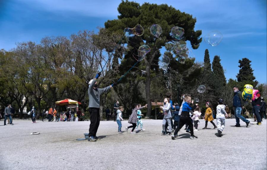 Θεσσαλονίκη σοκ: Τεράστιος συνωστισμός χθες βράδυ στη Μητροπόλεως – Χαμός στην παραλία το απόγευμα