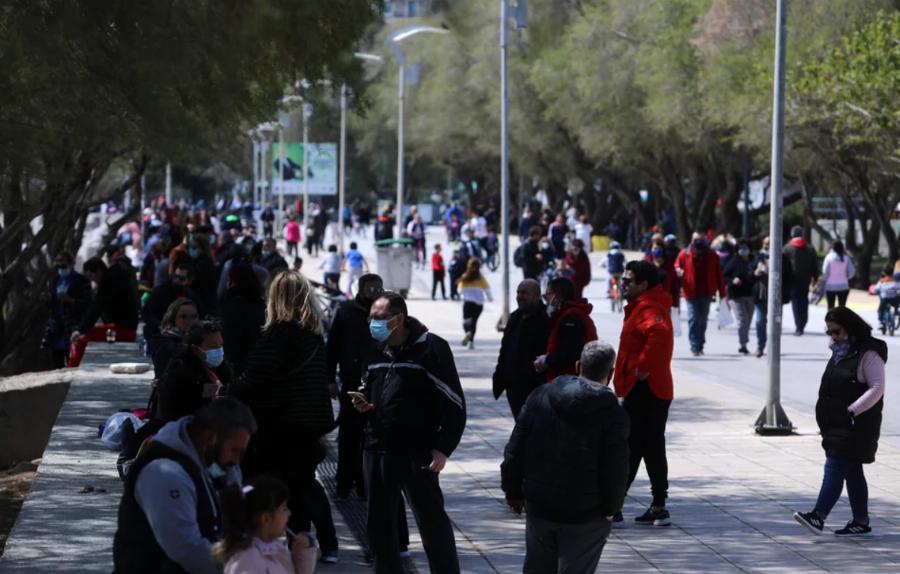 Θεσσαλονίκη σοκ: Τεράστιος συνωστισμός χθες βράδυ στη Μητροπόλεως – Χαμός στην παραλία το απόγευμα