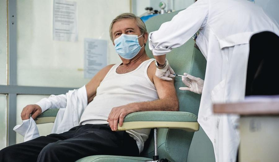 Εμβολιασμοί ευπαθών ομάδων: Πότε ανοίγουν οι πλατφόρμες για τις ηλικίες 70-74 και 65-69 ετών