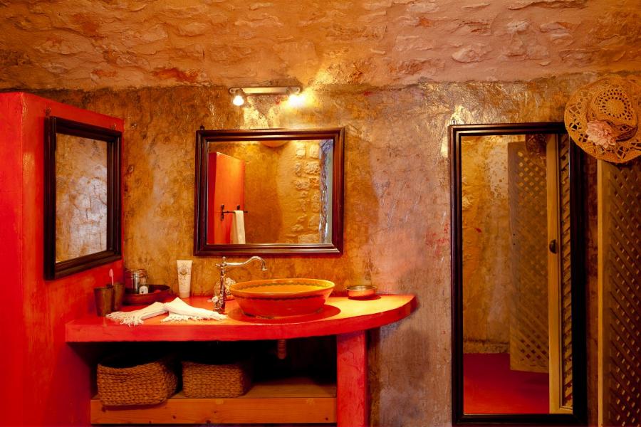 Telegraph: Αυτά είναι τα 6 καλύτερα ξενοδοχεία σε ελληνικά νησιά για διακοπές στη «μυστική Μεσόγειο»