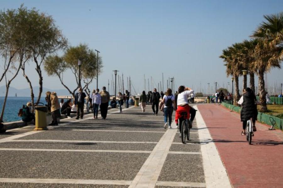 Πάτρα κορονοπάρτι: Απίστευτος συνωστισμός από νεαρό κόσμο στις σκάλες Γεροκωστοπούλου