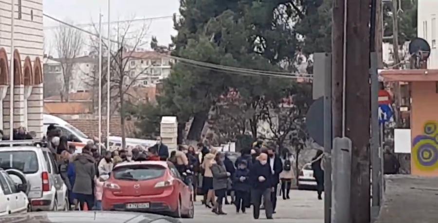 Κοζάνη σοκ: Απίστευτος συνωστισμός στην εκκλησία του Αγίου Κωνσταντίνου – Σοκαριστικά βίντεο