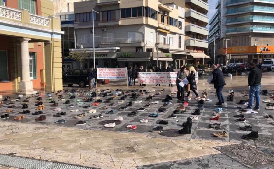 Ηράκλειο Κρήτης: Γιατί γέμισε με παπούτσια η Πλατεία Ελευθερίας