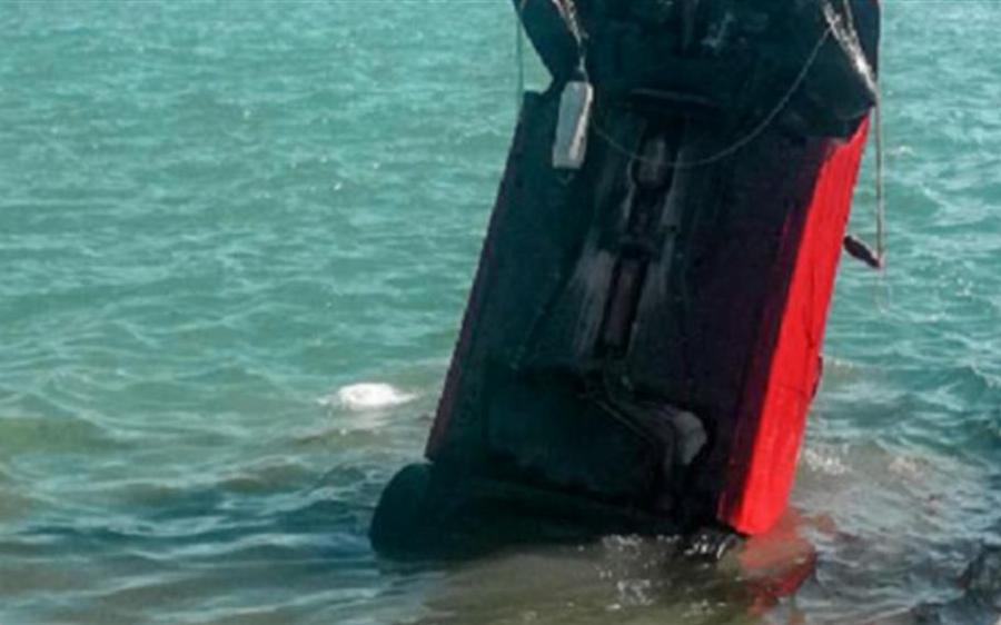 Λαύριο ατύχημα: Έπεσε αυτοκίνητο στη θάλασσα – Δεν κινδυνεύει η ζωή των δύο επιβαινόντων