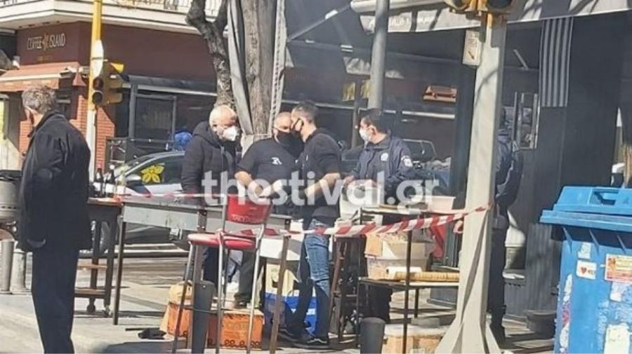 Θεσσαλονίκη: Πρόστιμο σε ψητοπωλείο που έβγαλε την ψησταριά και έψηνε στο πεζοδρόμιο