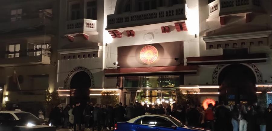 Θεσσαλονίκη : Σοκ με απίστευτο συνωστισμό για παραλαβή ποτών με take away