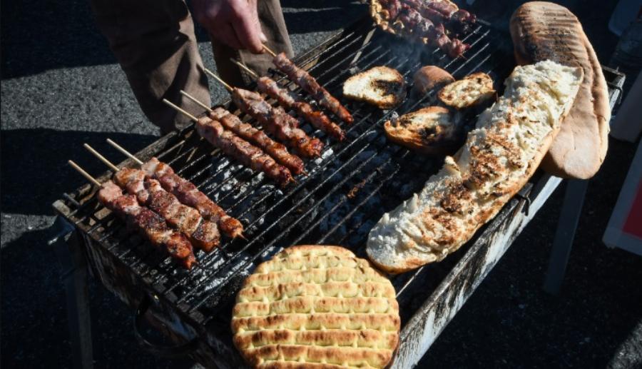 Θεσσαλονίκη: Πρόστιμο σε ψητοπωλείο που έβγαλε την ψησταριά και έψηνε στο πεζοδρόμιο