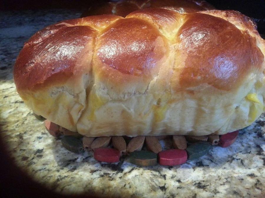 Τσουρέκια για αρχάριες: Έτοιμα σε λίγα λεπτά, με φθηνά υλικά και χωρίς καθόλου κόπο