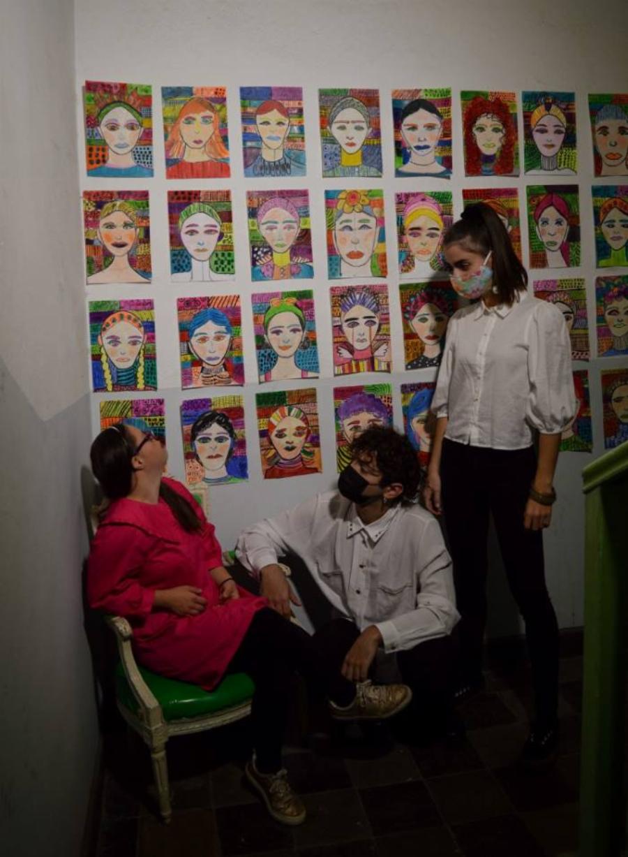 27χρονη με σύνδρομο Down: Μετέτρεψε το κλιμακοστάσιο της πολυκατοικίας που μένει σε γκαλερί τέχνης