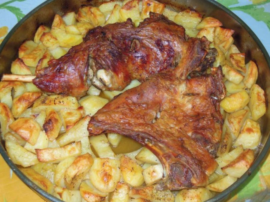 Πασχαλινό αρνί στο φούρνο με πατάτες  και το μυστικό για να λιώνει στο στόμα