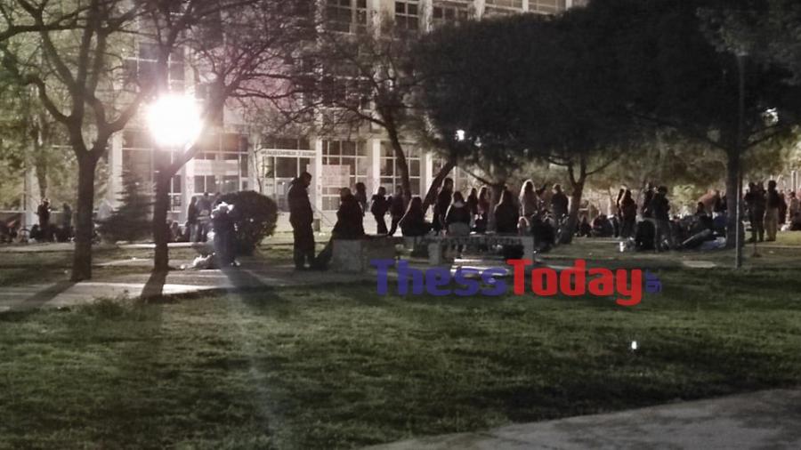 Αριστοτέλειο Πανεπιστήμιο: Νέο κορονοπάρτι στη Θεσσαλονίκη – Εικόνες απίστευτου συνωστισμού