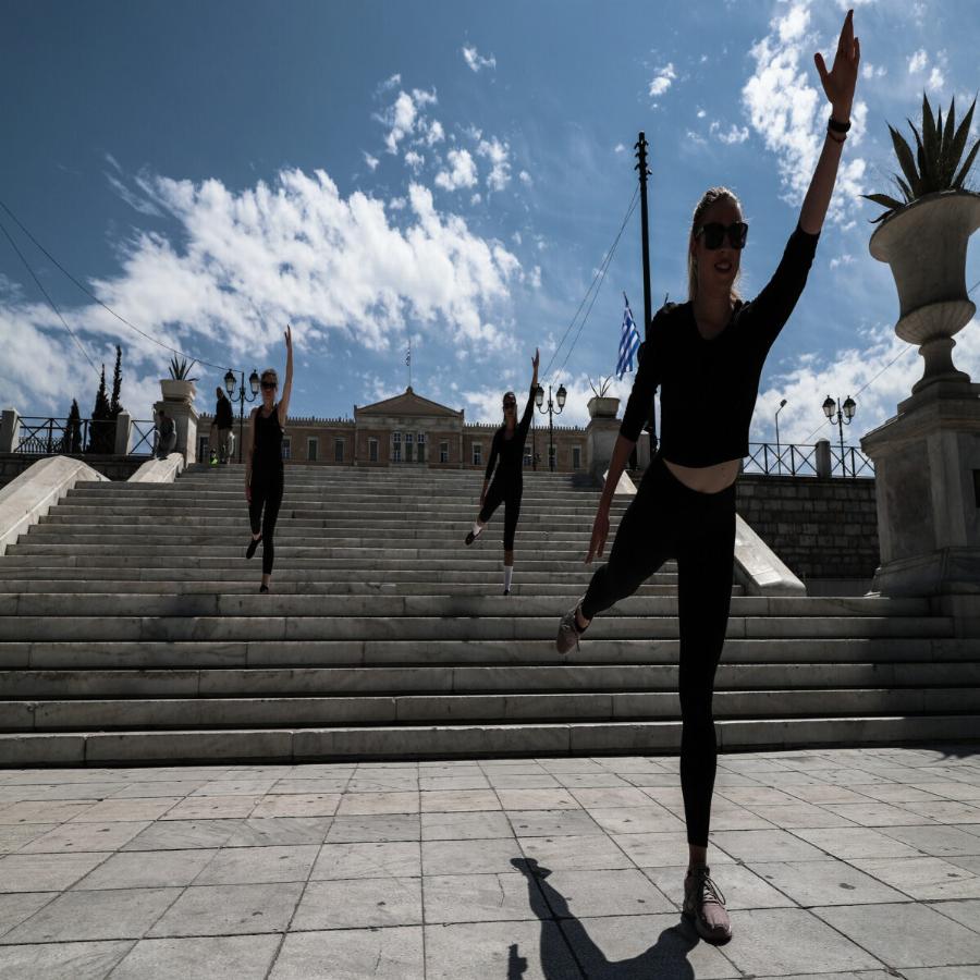 Πλατεία Συντάγματος: Διαμαρτυρία ιδιοκτητών γυμναστηρίων – Γέμισε παπούτσια η πλατεία