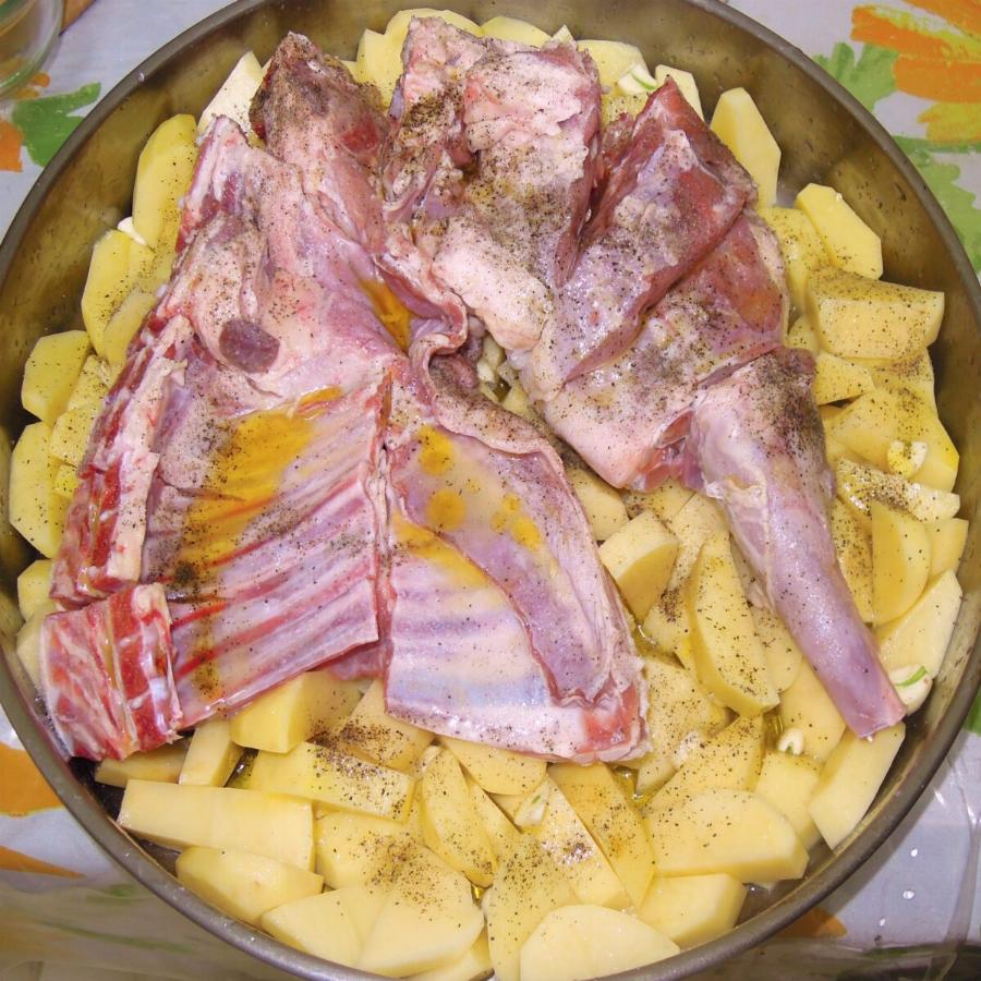 Πασχαλινό αρνί στο φούρνο με πατάτες  και το μυστικό για να λιώνει στο στόμα