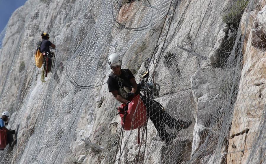 Χανιά: Σουπερμάρκετ τοποθέτησε φανάρι στην είσοδο για να μην παραβιάζονται τα μέτρα
