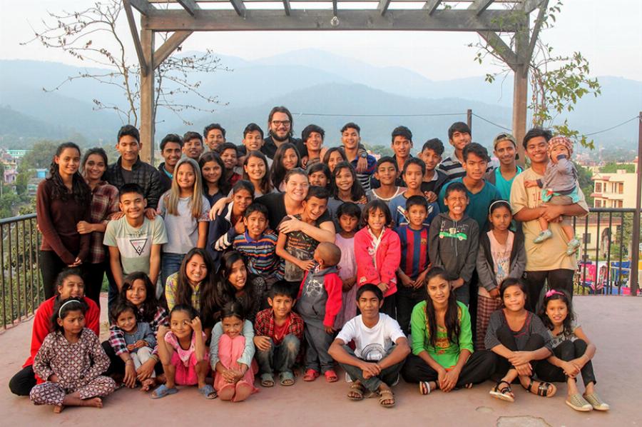 Μητέρα ορφανών: Η 23χρονη που αποφάσισε να αλλάξει τον κόσμο και το έκανε πράξη