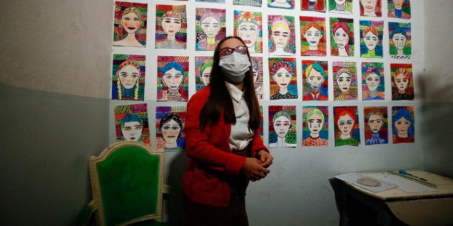 27χρονη με σύνδρομο Down: Μετέτρεψε το κλιμακοστάσιο της πολυκατοικίας που μένει σε γκαλερί τέχνης