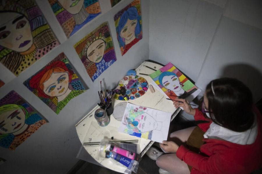 27χρονη με σύνδρομο Down: Μετέτρεψε το κλιμακοστάσιο της πολυκατοικίας που μένει σε γκαλερί τέχνης