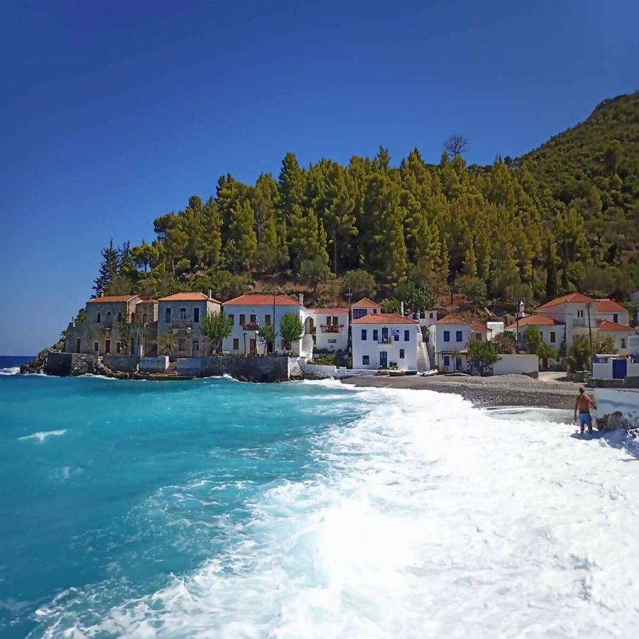 Ταβερνάκια πάνω στο κύμα, παραλίες για οικογένειες, κανένα κρούσμα και διαμονή από 27€ τη μέρα