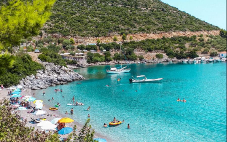 Ταβερνάκια πάνω στο κύμα, παραλίες για οικογένειες, κανένα κρούσμα και διαμονή από 27€ τη μέρα