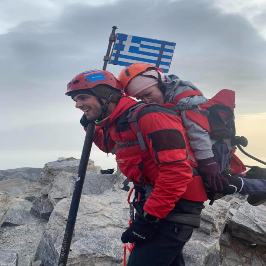 Η συγκινητική ιστορία του Μάριου και της Ελευθερίας – Την κουβάλησε μέχρι την κορυφή του Ολύμπου