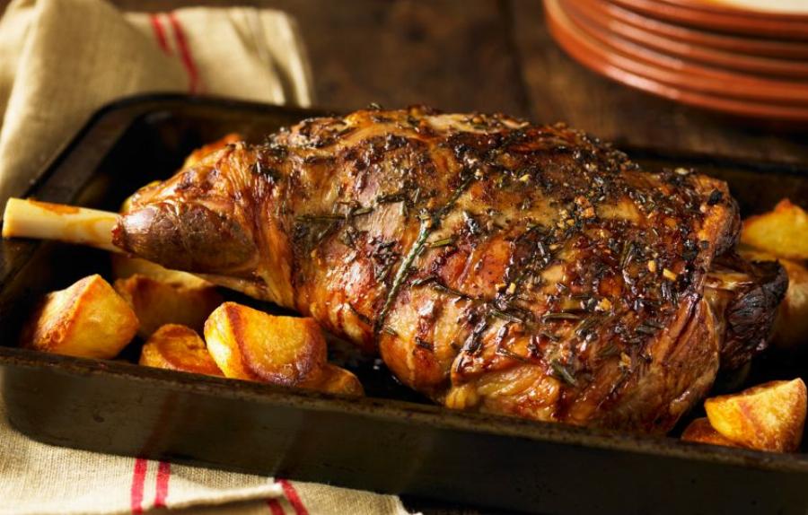 Καραμελωμένο μπούτι αρνιού: Η συνταγή του Άκη για όσους δεν ψήσουν