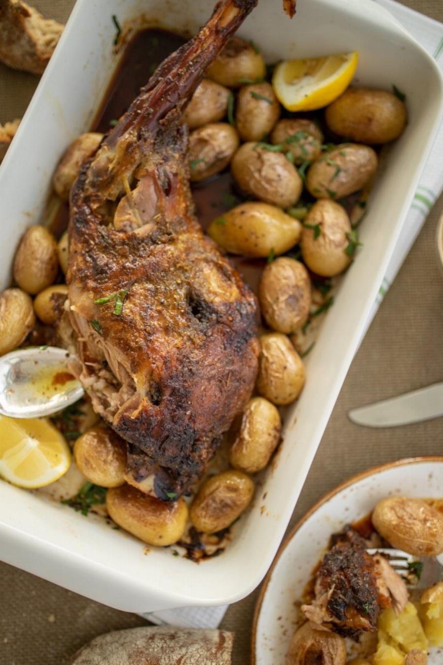 Καραμελωμένο μπούτι αρνιού: Η συνταγή του Άκη για όσους δεν ψήσουν