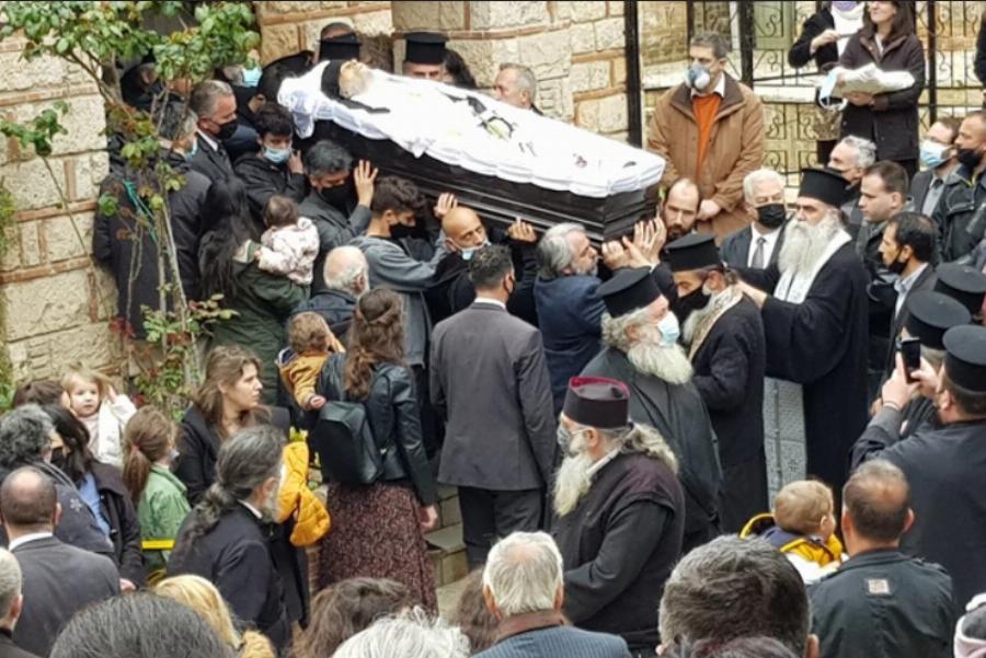Άγιος Στέφανος: Σοκ με απίστευτες εικόνες συνωστισμού σε κηδεία αρχιμανδρίτη