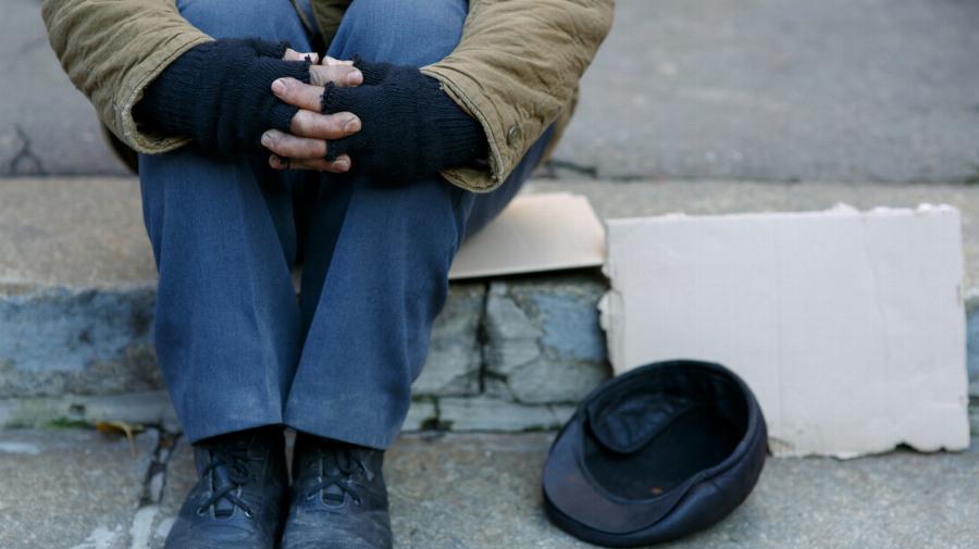 Αληθινή ιστορία: Φοιτήτρια αγόρασε καφέ και φαγητό για έναν άστεγο και του έφτιαξε τη μέρα