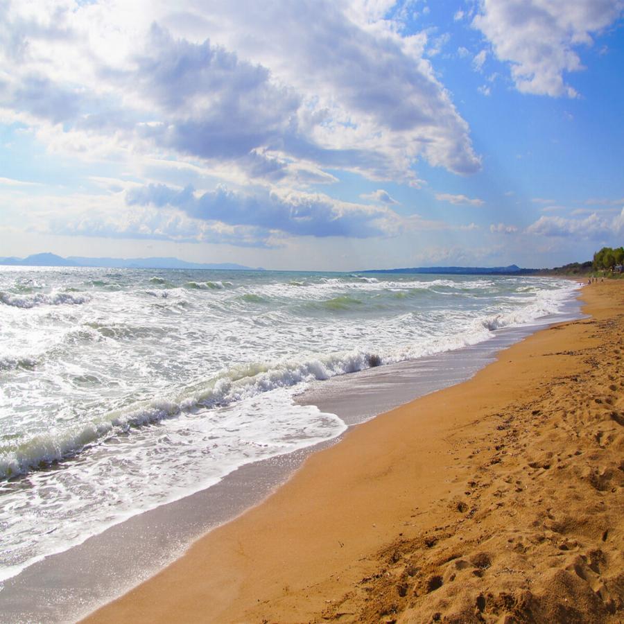 Φτάνεις οδικώς σε γαλαζοπράσινα νερά, δωρεάν ξαπλώστρες και ταβέρνες με γευστικό ψάρακι, με 35 ευρώ καύσιμο