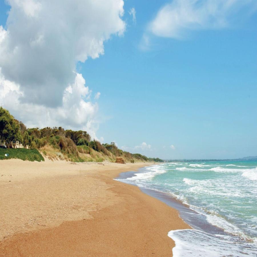 Φτάνεις οδικώς σε γαλαζοπράσινα νερά, δωρεάν ξαπλώστρες και ταβέρνες με γευστικό ψάρακι, με 35 ευρώ καύσιμο