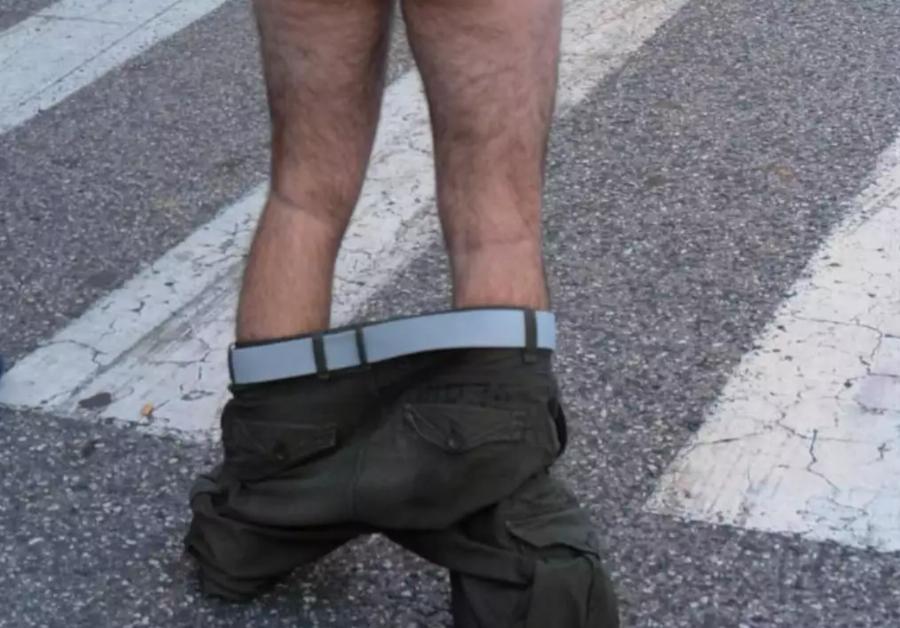 Σοκ στην Πάτρα: Άνδρας έτρεχε γυμνός στους δρόμους να γιορτάσει το αρνητικό rapid test