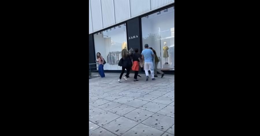 Γλυφάδα: Άγριος καυγάς έξω από γνωστό κατάστημα – Δύο γυναίκες πιάστηκαν στα χέρια