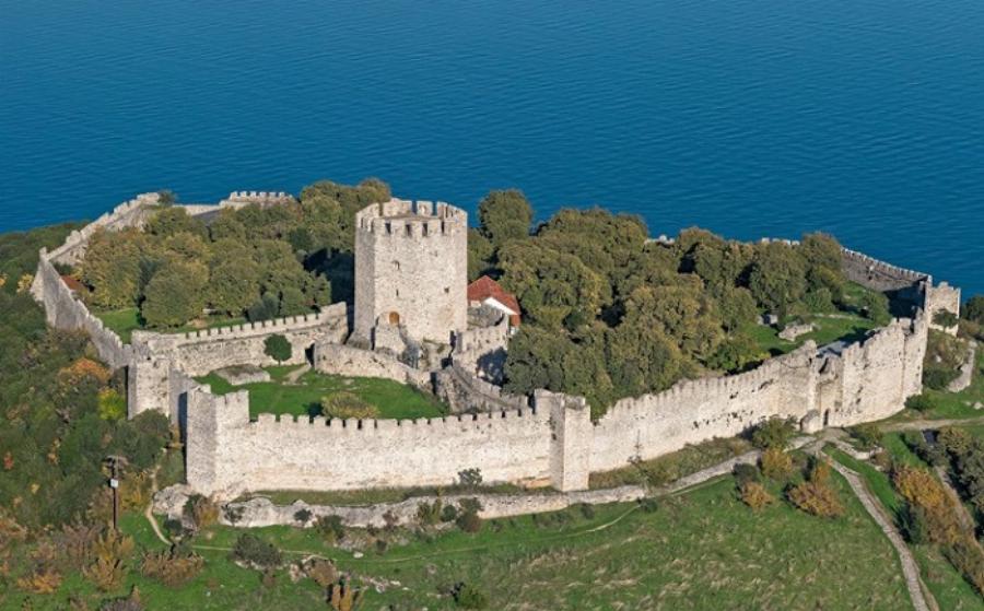 Μικρή Πάρος: Κρυστάλλινα νερά, δωρεάν ξαπλώστρες και φτηνές ταβέρνες, 3,5 ώρες από την Αθήνα