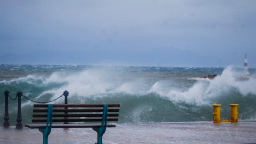 Πρόγνωση καιρού 1/4: Κακοκαιρία με βροχές, καταιγίδες και χιονοπτώσεις σήμερα στη χώρα
