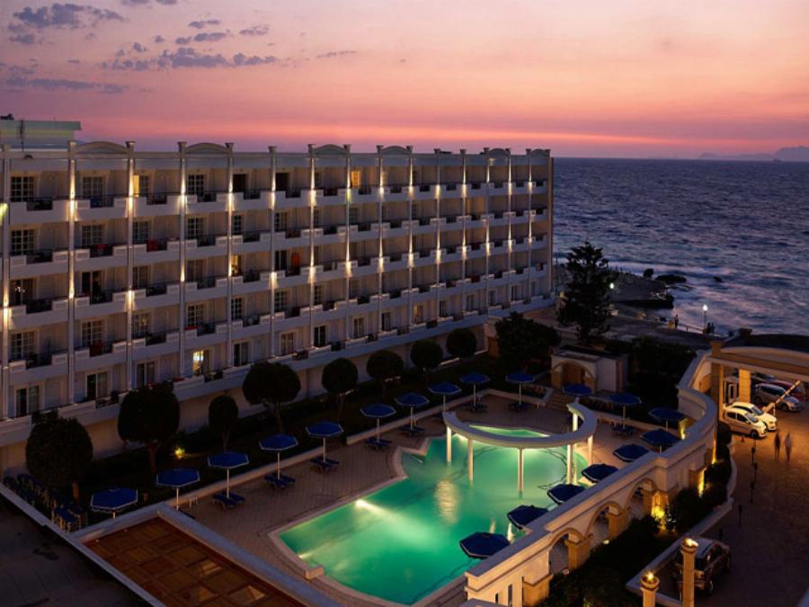 Ρόδος: Φτάνουν σήμερα στο νησί οι 189 Ολλανδοί τουρίστες για το πείραμα των διακοπών