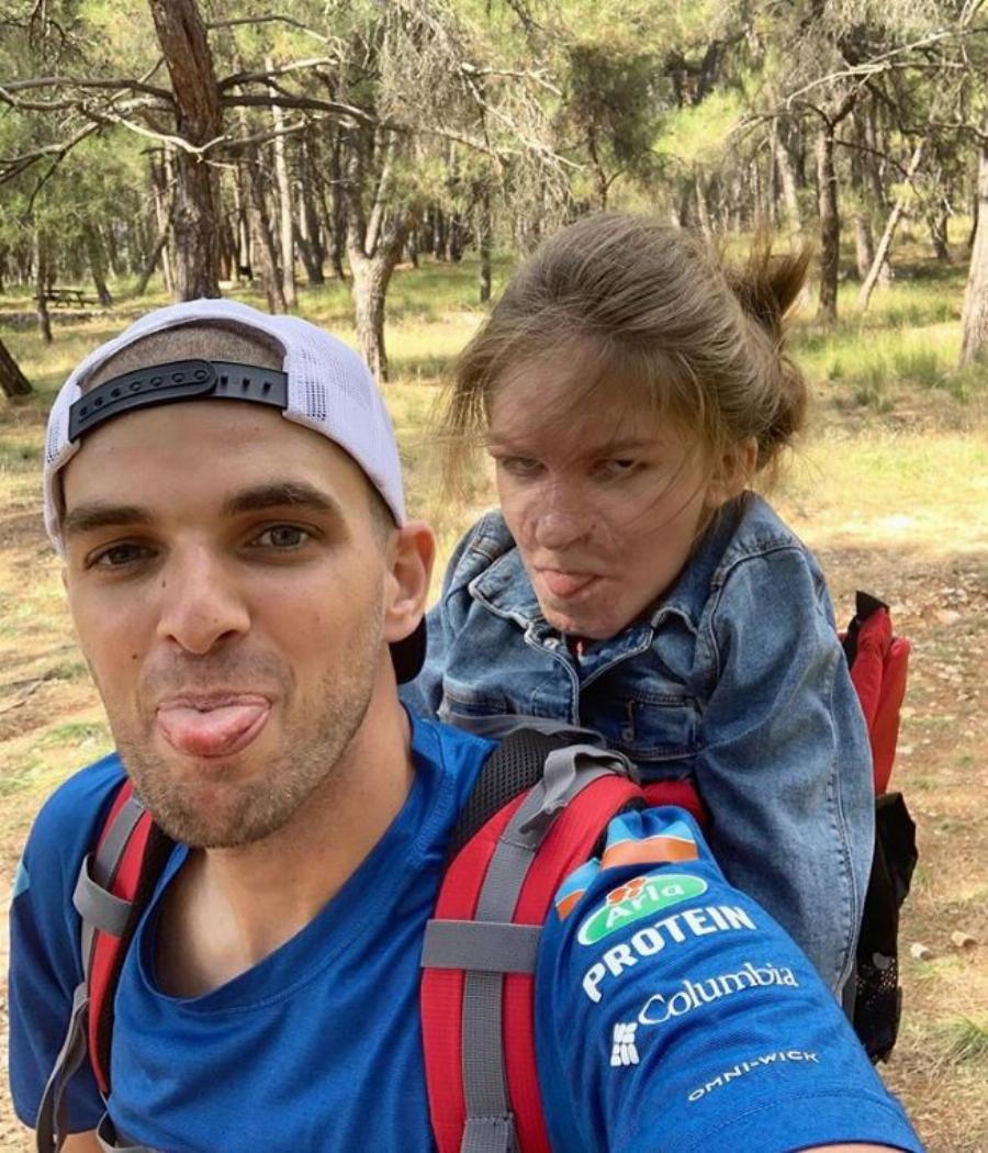 Η συγκινητική ιστορία του Μάριου και της Ελευθερίας – Την κουβάλησε μέχρι την κορυφή του Ολύμπου