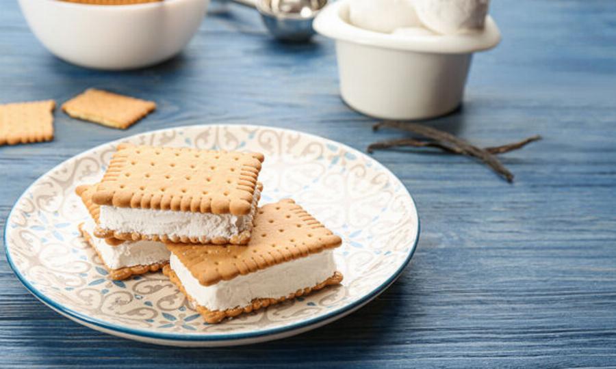 Παγωτό σάντουιτς του Άκη: Αυτό είναι το πιο εύκολο και νόστιμο παγωτό με μόλις 5 υλικά