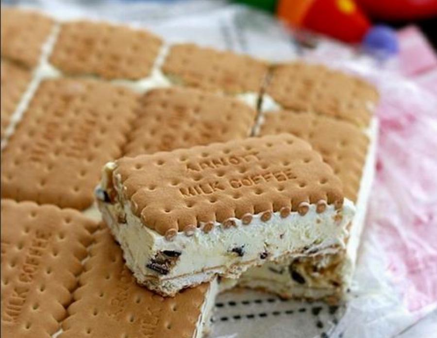 Παγωτό σάντουιτς του Άκη: Αυτό είναι το πιο εύκολο και νόστιμο παγωτό με μόλις 5 υλικά