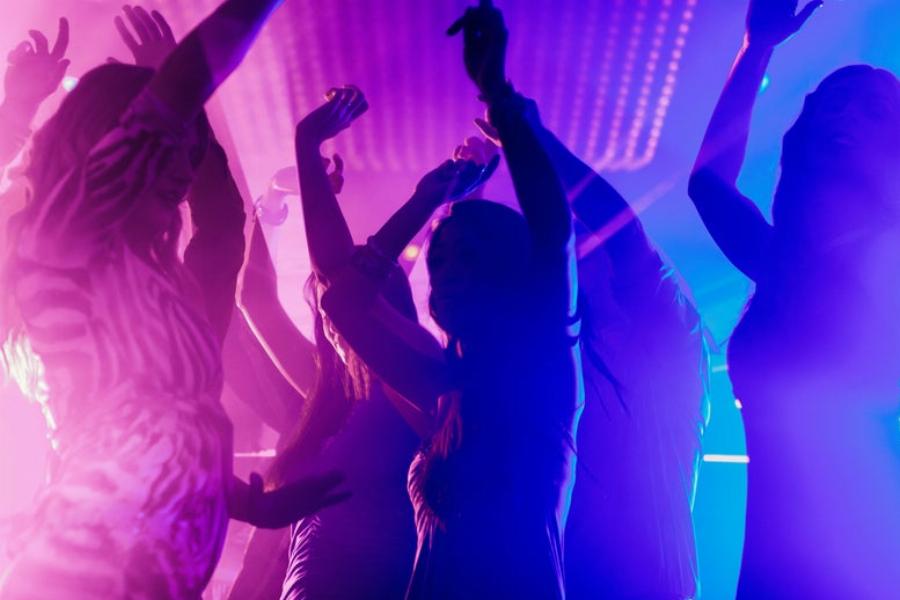 Παλαιά Φώκαια: Σοκ με κορονοπάρτι 50 ατόμων σε βίλα λίγο έξω από τη Βάρκιζα Αττικής