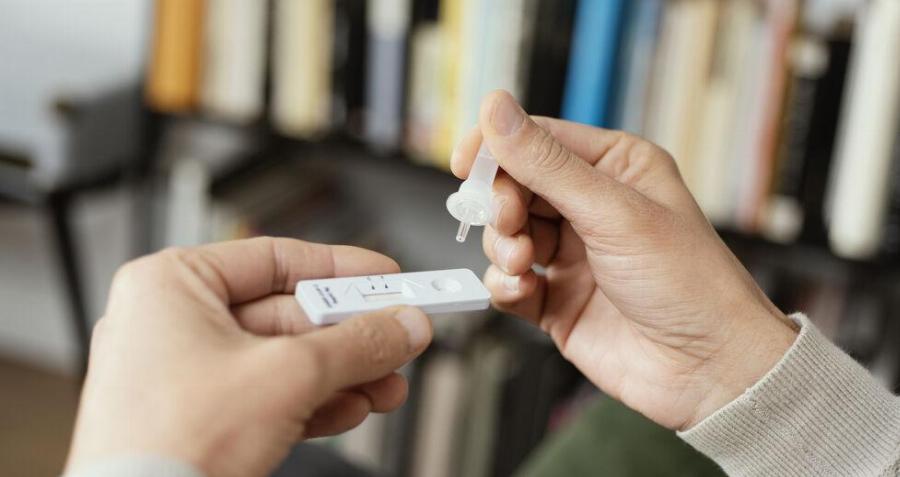 Self test: Βήμα – βήμα οδηγίες για το πώς να κάνετε το τεστ κορονοϊού στον εαυτό σας (βίντεο)