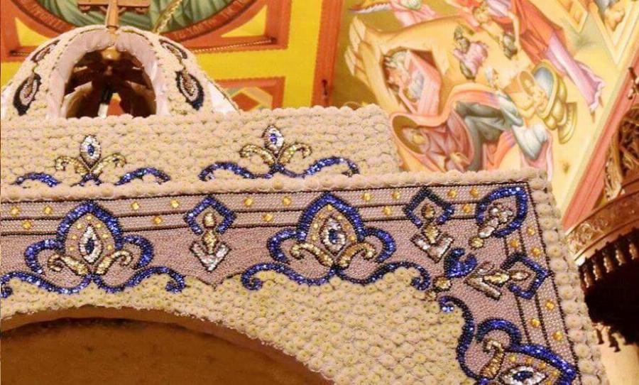 Χαλκιδική επιτάφιος: Έργο τέχνης ο Επιτάφιος στην Ουρανούπολη με 80.000 χάντρες και πέρλες και 20.000 χρυσάνθεμα