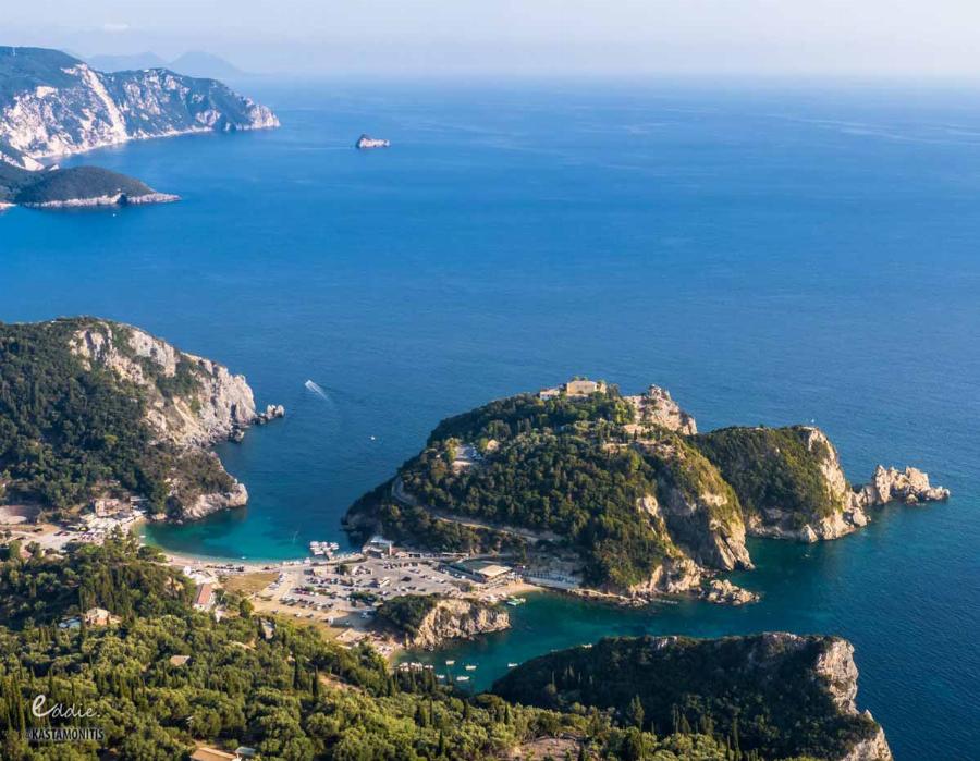 Ελληνική Ίμπιζα: Δάση με πεύκα, τιρκουάζ κρυστάλλινα νερά, φτηνή διαμονή και δωρεάν είσοδος στις παραλίες