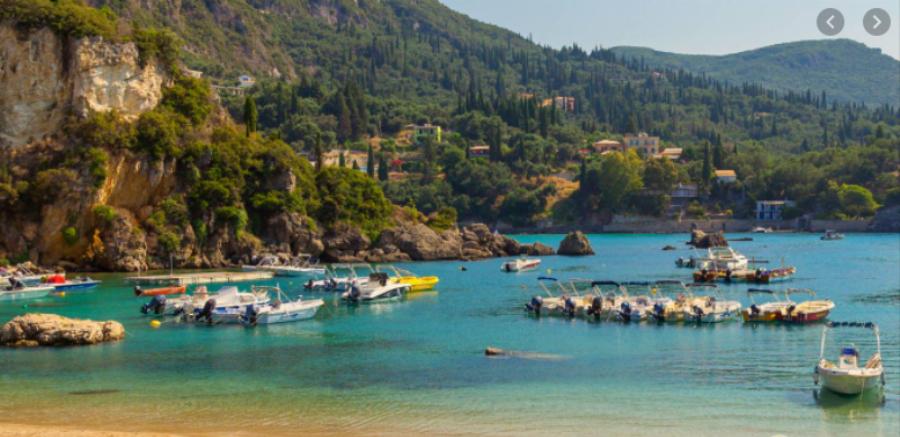 Ελληνική Ίμπιζα: Δάση με πεύκα, τιρκουάζ κρυστάλλινα νερά, φτηνή διαμονή και δωρεάν είσοδος στις παραλίες