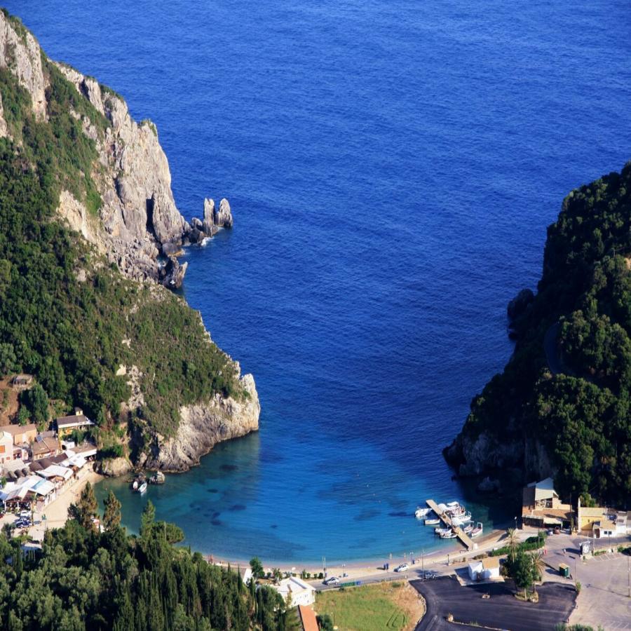 Ελληνική Ίμπιζα: Δάση με πεύκα, τιρκουάζ κρυστάλλινα νερά, φτηνή διαμονή και δωρεάν είσοδος στις παραλίες